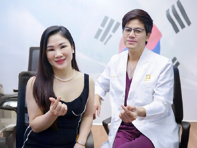 Khách hàng sau tái khám rất hài lòng về kết quả cắt mí