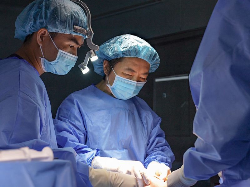 Các bác sĩ tiến hành phẫu thuật cho Trà My
